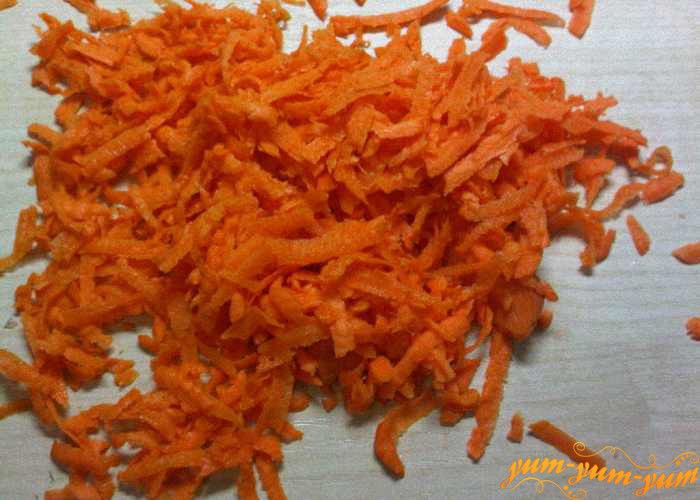 Свежую морковь измельчаем на терке