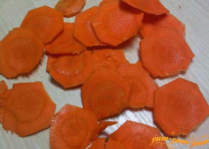 Свежую морковь нарезаем колечками