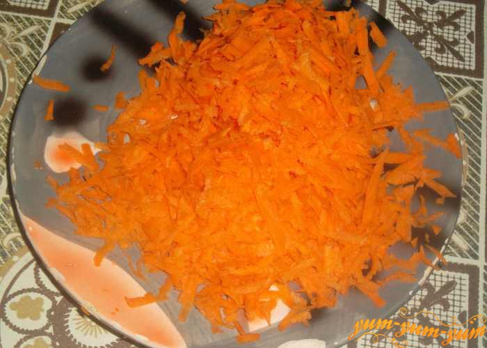 Свежую морковь натираем на терке