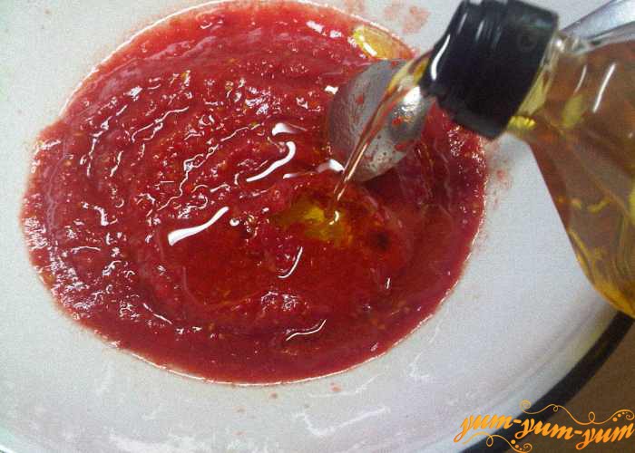 В томатное пюре добавим масло