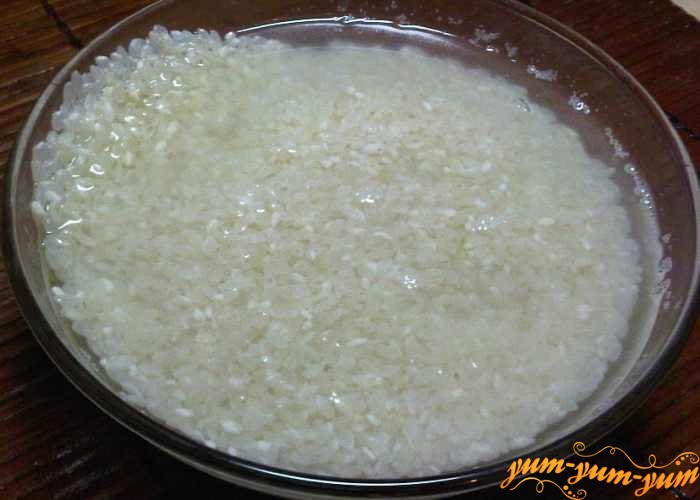 Круглый рис промыть и залить водой