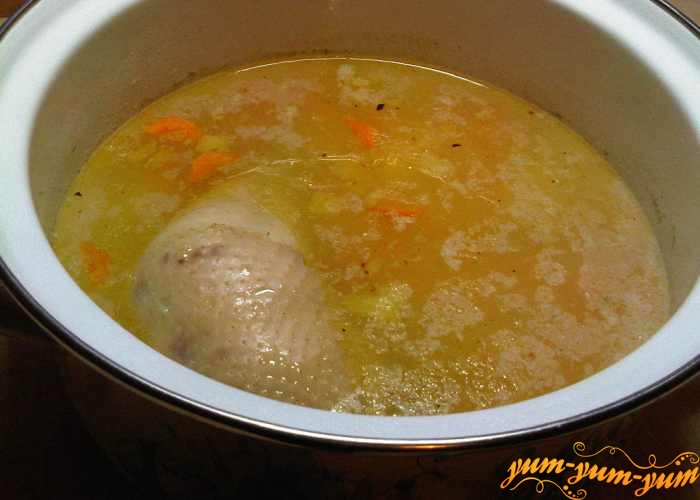 Лук обжариваем с морковью и добавляем в суп