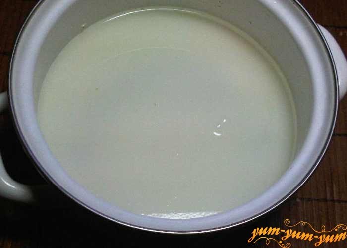 Молоко для рисового супа греем на среднем огне