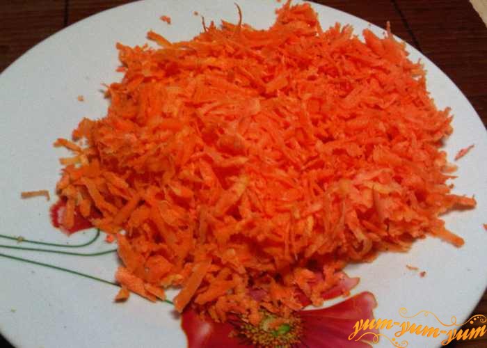 Морковь чистим и натираем на терке