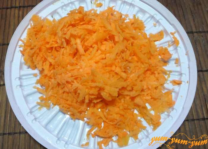 Морковь для горохового супа натираем на терке