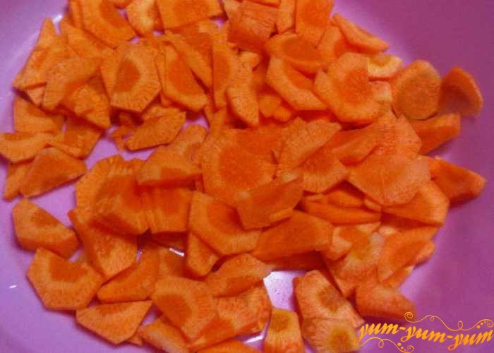 Морковь для картофельного супа режем колечками