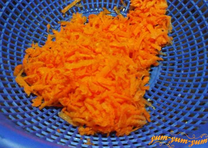 Морковь для молочного овощного супа натереть на терке