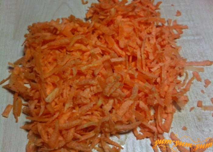 Морковь для рассольника без мяса натираем на терке