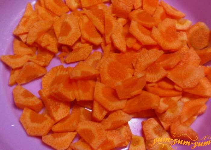 Морковь для рассольника режем мелкими кубиками или колечками