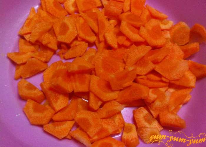 Морковь для супа режем полукольцами