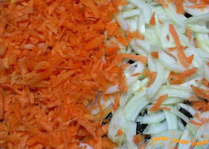 Морковь и лук нарезать мелко
