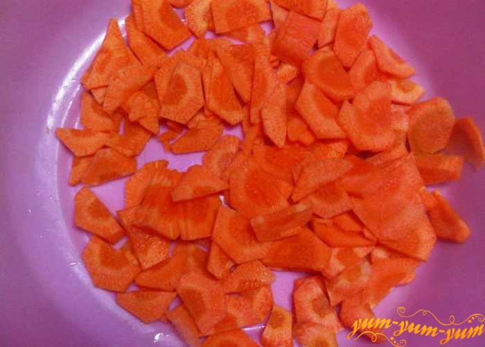 Морковь нарезаем тонкими кусочками