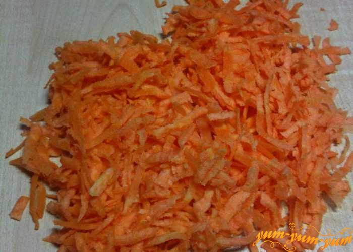 Морковь натереть на средней терке