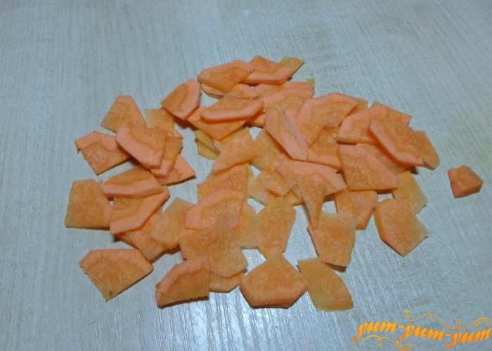 Морковь очистить и нарезать колечками или кубиками