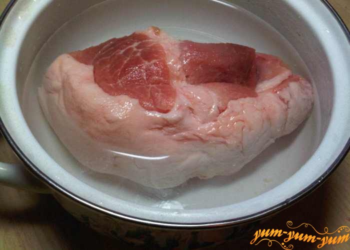 Мясо промыть и поставить варить