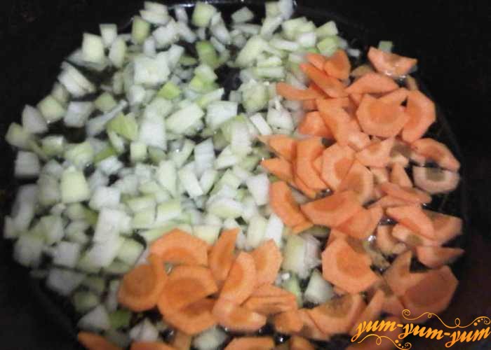 Обжарить лук с морковью на растительном масле