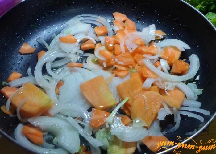 Обжариваем лук с морковью для супа с говядиной