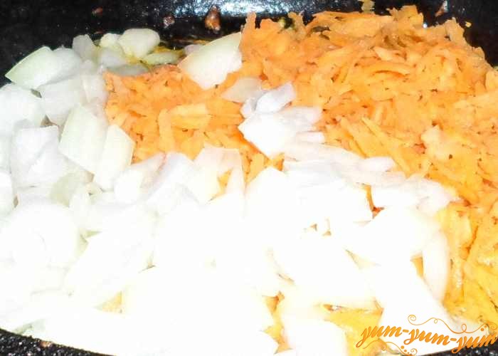 Обжариваем лук с морковью на сковороде