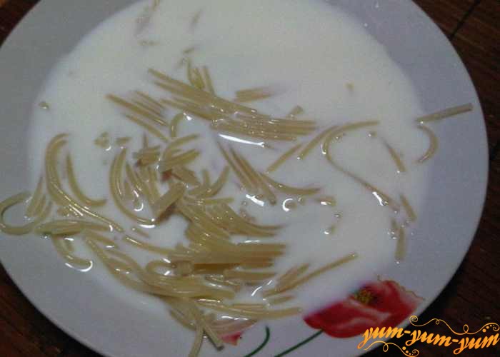 Молочный суп с вермишелью и картошкой