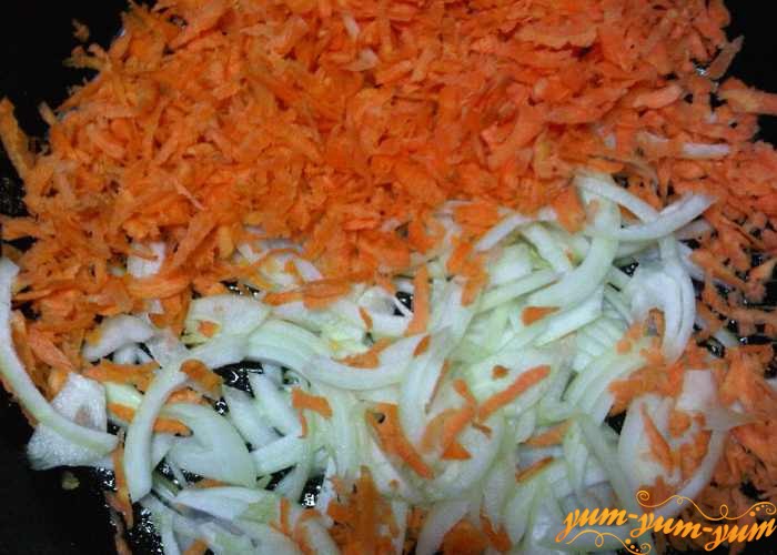 Репчатый лук и морковь обжариваем на сковороде