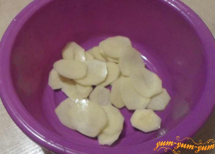Картофель нашинковать тонкими брусочками