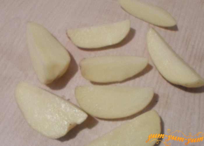 Картофель почистить, помыть и порезать средними кусочками