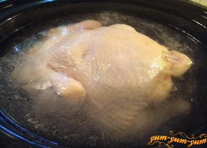 Курицу положить в воду и поставить варить