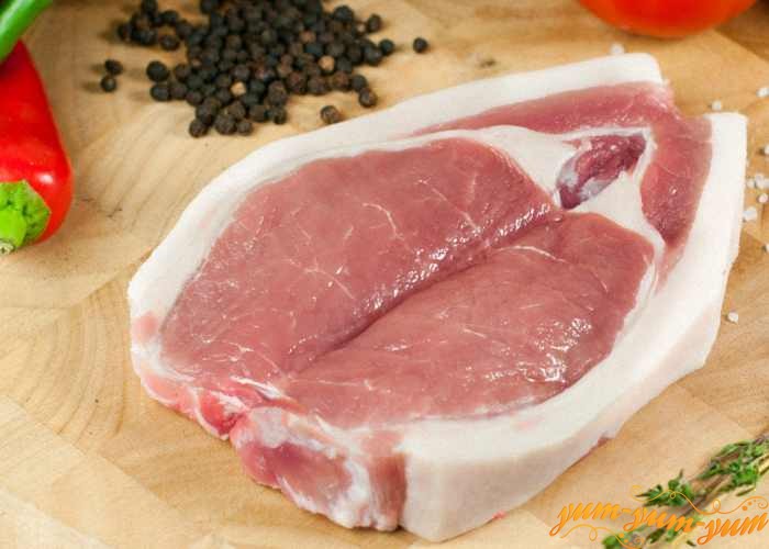 Мясо для стейка режем порционными кусочками