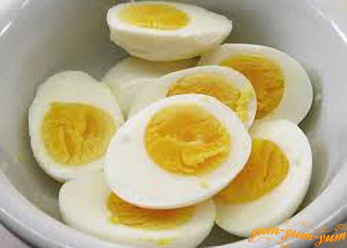 Отварить и очистить перепелиные яйца