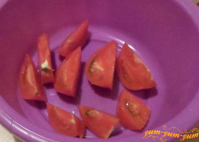 Спелые помидоры нарезаем дольками