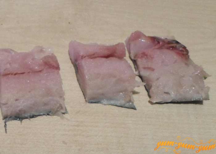 Филе скумбрии можно разрезать на порционные кусочки