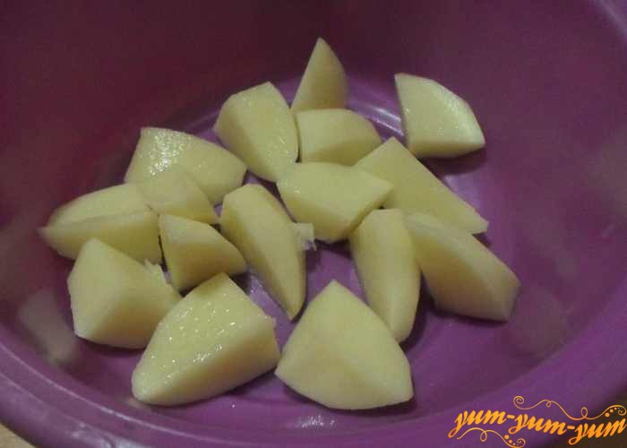 Картофель нарезать не крупными брусочками 