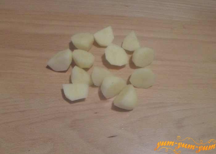 Картофель почистить и порезать средними кусочками