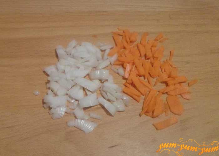 Лук и морковь нужно почистить и нарезать как можно мельче
