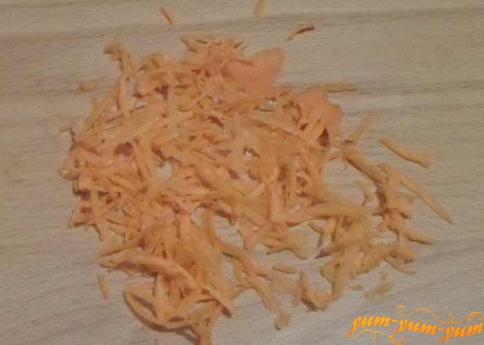Морковь мелко нарезать ножом или натереть на терке
