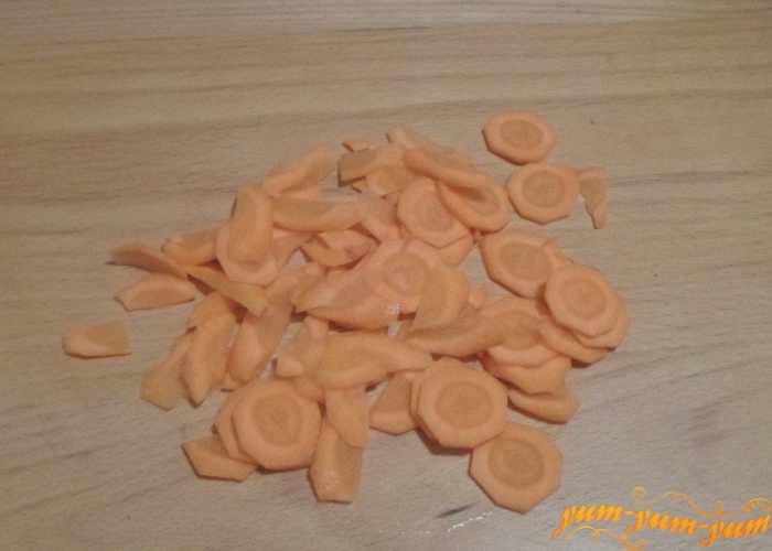 Морковь нарезать тонкими колечками или соломкой