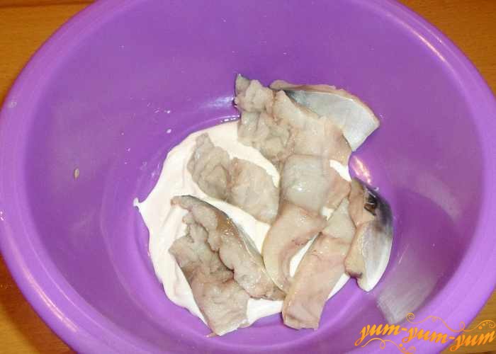 Полоски рыбного филе маринуем в майонезе