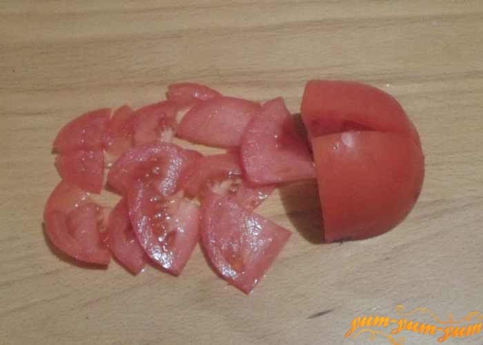 Спелый помидор нарезать тонкими дольками или кубиками