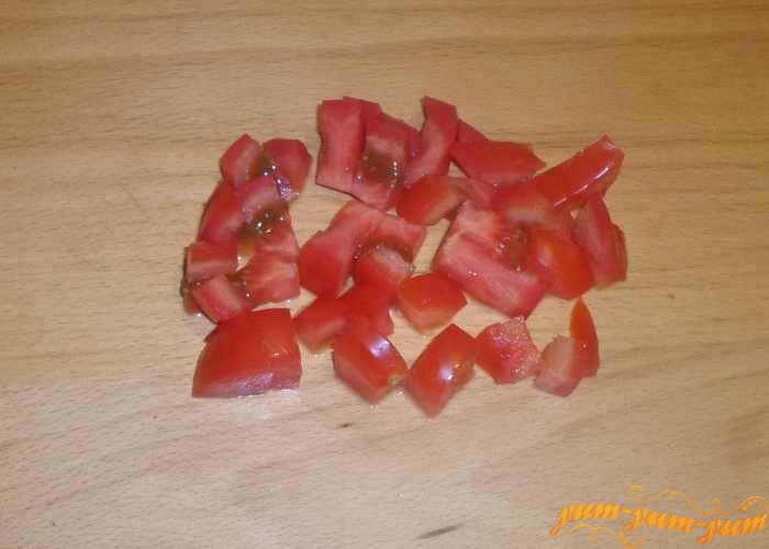 Спелый помидор разрезать кубиками