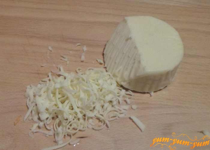 Твердый сыр натереть на крупной терке