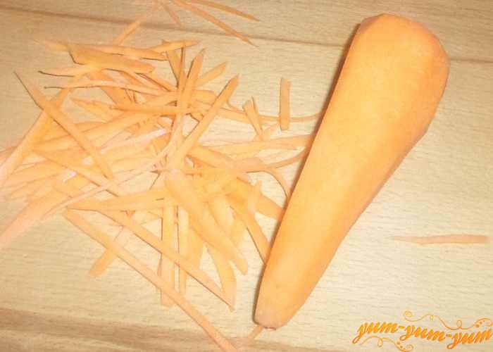 Морковь для закуски натереть тонкой длинной соломкой