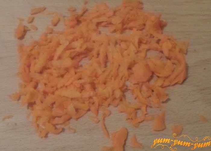 Морковь помыть, почистить и натереть на терке