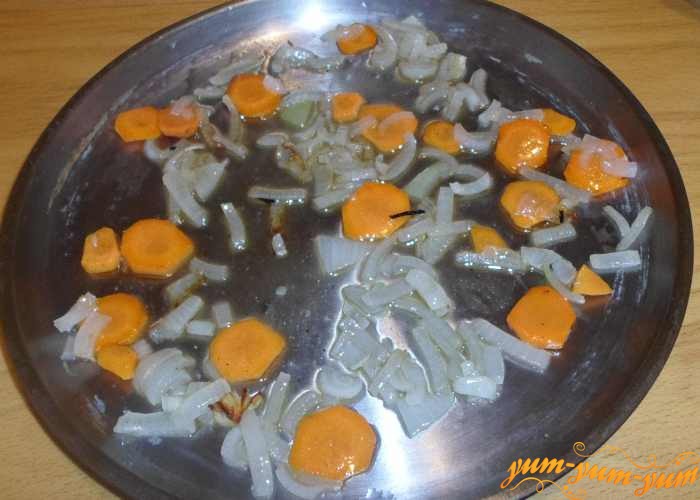 На противень выложить обжаренные морковь с луком