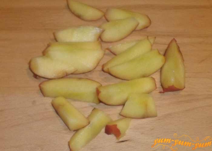 Персики нарезать кусочками покрупнее