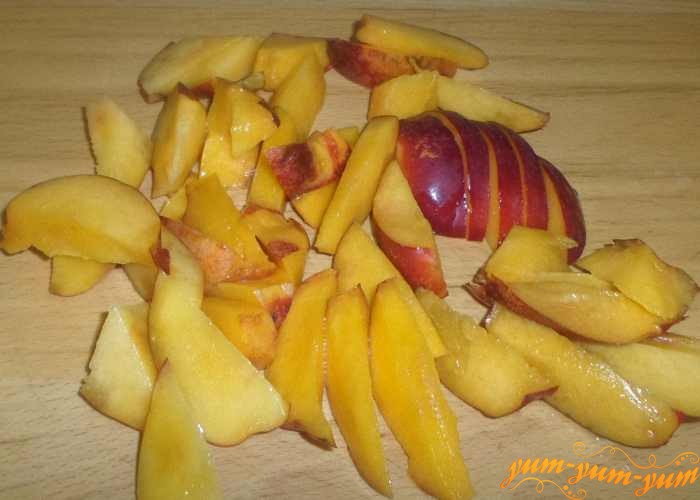 Персики хорошо помыть и разрезать небольшими дольками