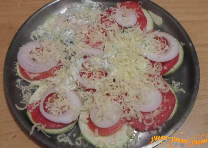 Посыпать сверху овощей тертый сыр