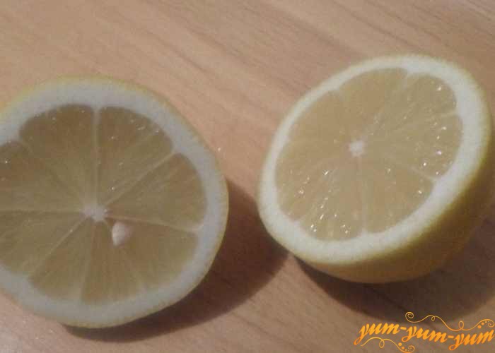 Смешайте растительное масло и сок половинки лимона