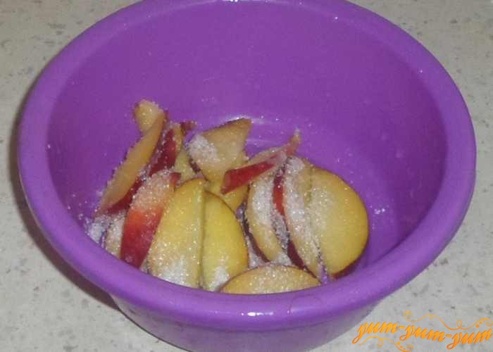 Смешать персики с сахаром или пудрой