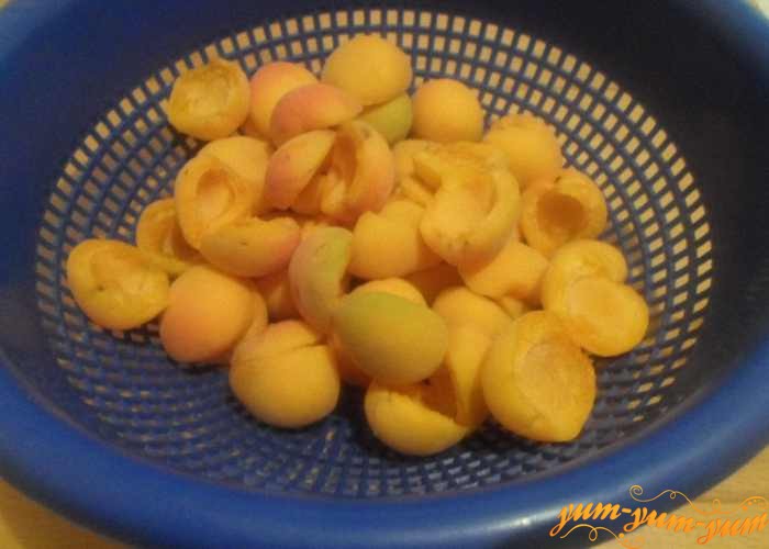 Свежие абрикосы помыть, почистить и нарезать