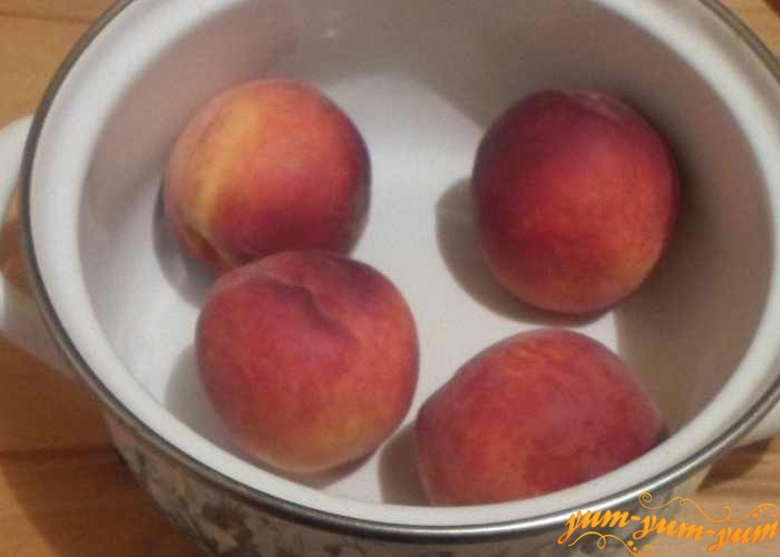 Спелые персики нужно хорошо помыть, и залить горячей водой